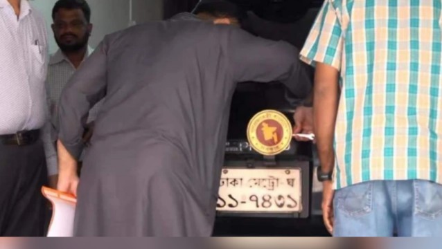 সরকারি লোগো খুললেন ইশরাক হোসেন, পদত্যাগের কারণ জানালেন
